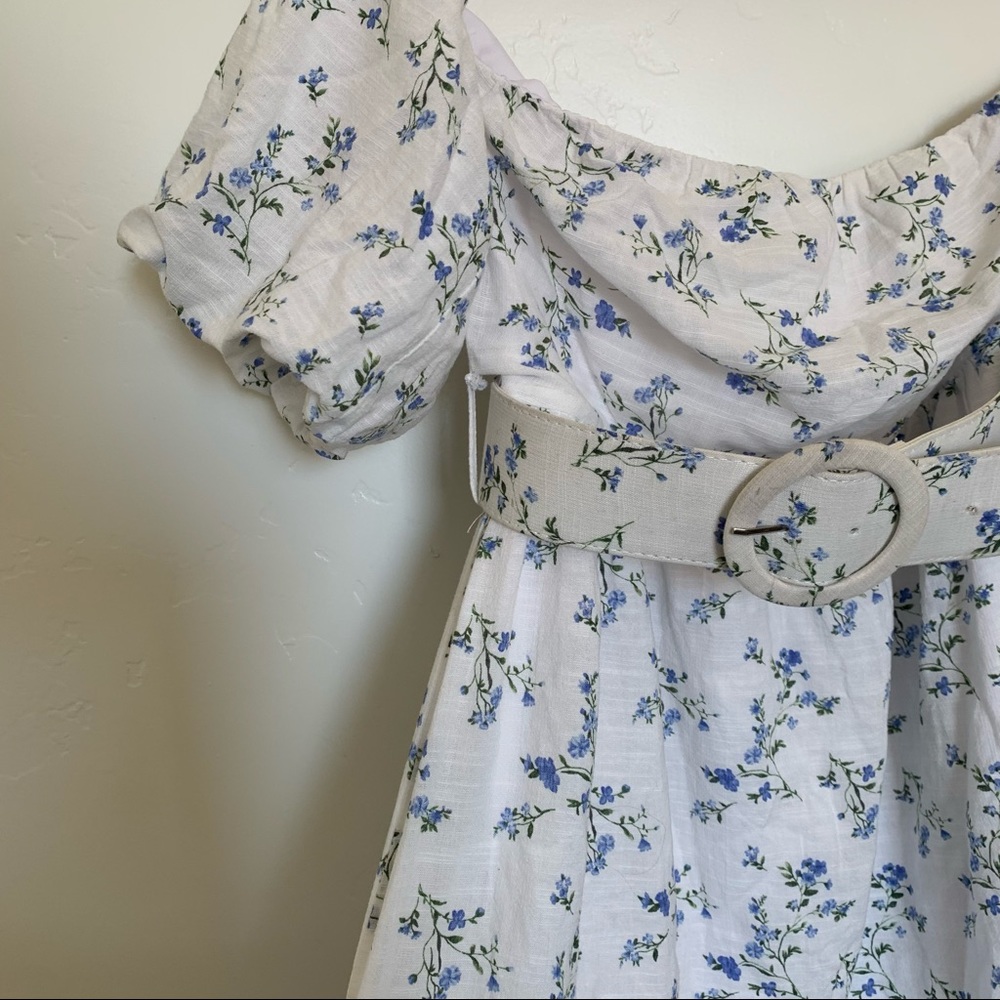 Spring dress with belt and puffed sleeves